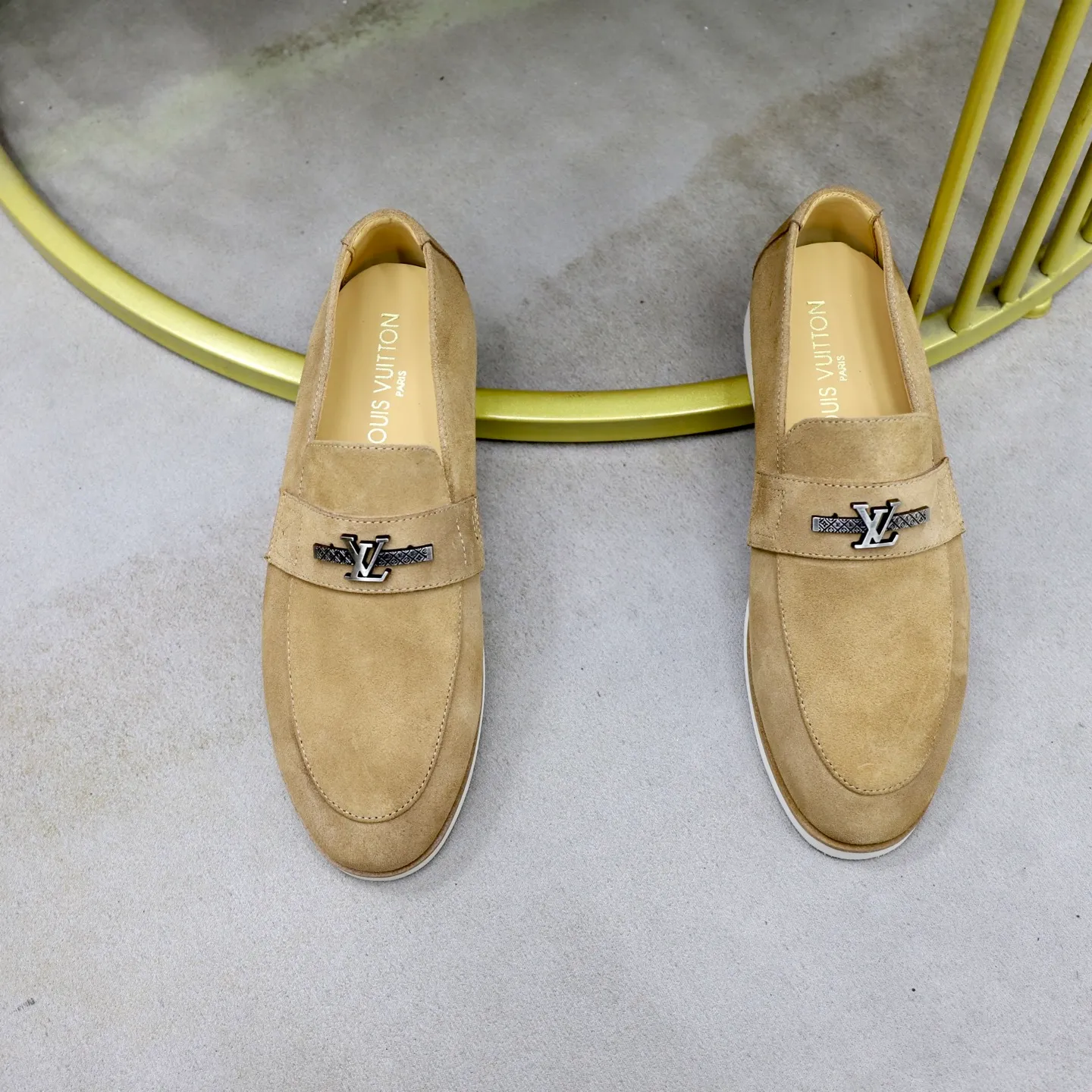 Ex-factory price: 442💰🙅‍♂️🙅‍♂️🙅‍♂️ Brand: LV Louis Vuitton Standard code: 38-44 (45 customized) Grade: Same as the official website Material: Original cow suede material stitching Comfortable and breathable cowhide lining Lightweight wear-resistant foam outsole Style category: Men's fashionable casual shoes Running sports shoes Distinguished luxury brand elements Top luxury color: actual picture color